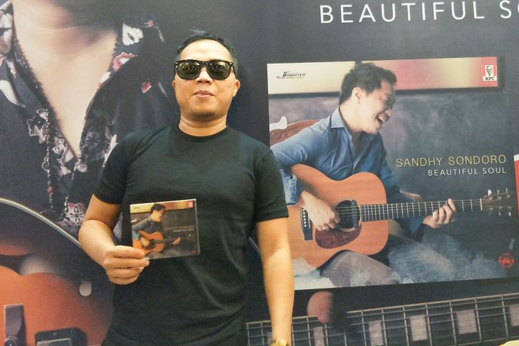 Penyanyi Sandhy Sondoro dalam peluncuran album miliknya berjudul Beautiful Soul di sebuah restoran cepat saji di kawasan Kemang, Jakarta Selatan, belum lama ini. 