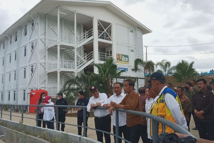 Presiden Joko Widodo saat meninjau tempat tinggal pekerja di IKN yang berada di Sepaku, Kalimantan Timur, Kamis (23/2/2023).