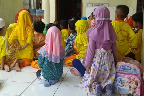 Tak Punya Kelas, Siswa PAUD Sekolah Master Belajar di Teras Masjid