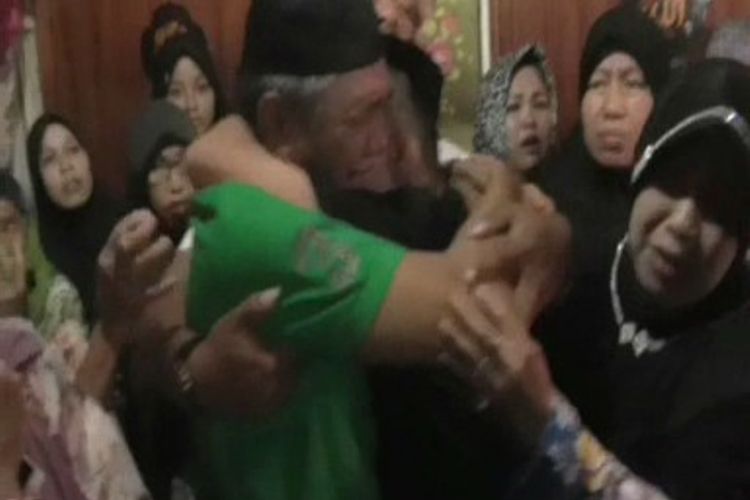 Isak tangis mengiringi kedatangan dua jenazah ibu dan anak korban gempa dan tsnami di Majene, Sulawesi Barat.