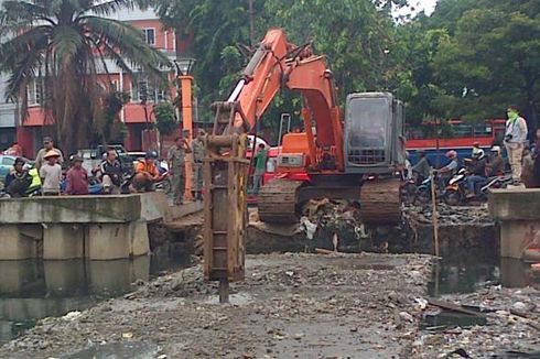 Pejabat Jakbar Bersihkan Sampah di Kali Angke