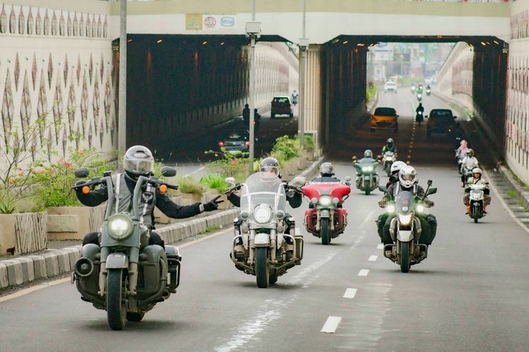 Ilustrasi touring komunitas pengguna Harley-Davidson Hogers Indonesia