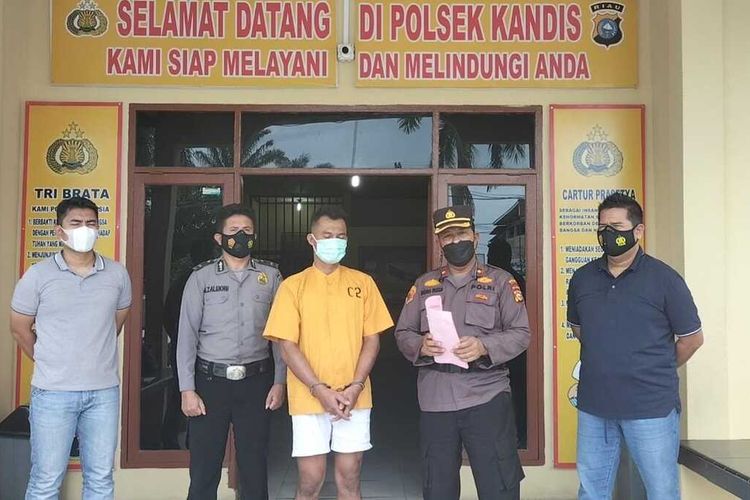 Kapolsek Kandis Kompol Indra Rusdi memperlihatkan pelaku penganiayaan anak di bawah umur, berinisial KW, di Kecamatan Kandis Kota, Kabupaten Siak, Riau, Minggu (3/10/2021).