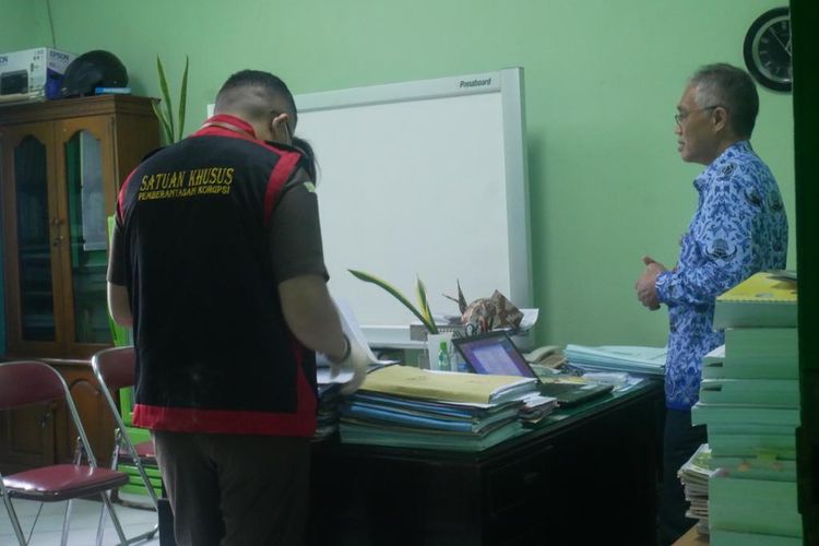 Tim penyidik Kejaksaan Negeri Lumajang geledah Kantor Dinas Ketahanan Pangan dan Pertanian Lumajang, Rabu (12/10/2022)