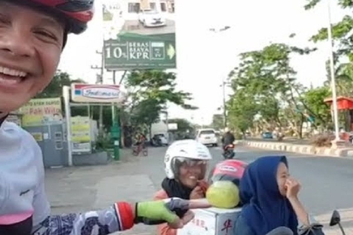 Gubernur Jawa Tengah Ganjar Pranowo mengunggah sebuah video saat menegur seorang pengendara motor yang tak memakai helm. 