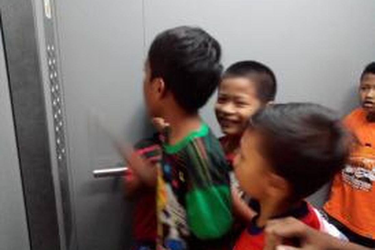 Anak-anak warga Kampung Pulo bermain-main dengan lift di Rusunawa Jatinegara Barat.