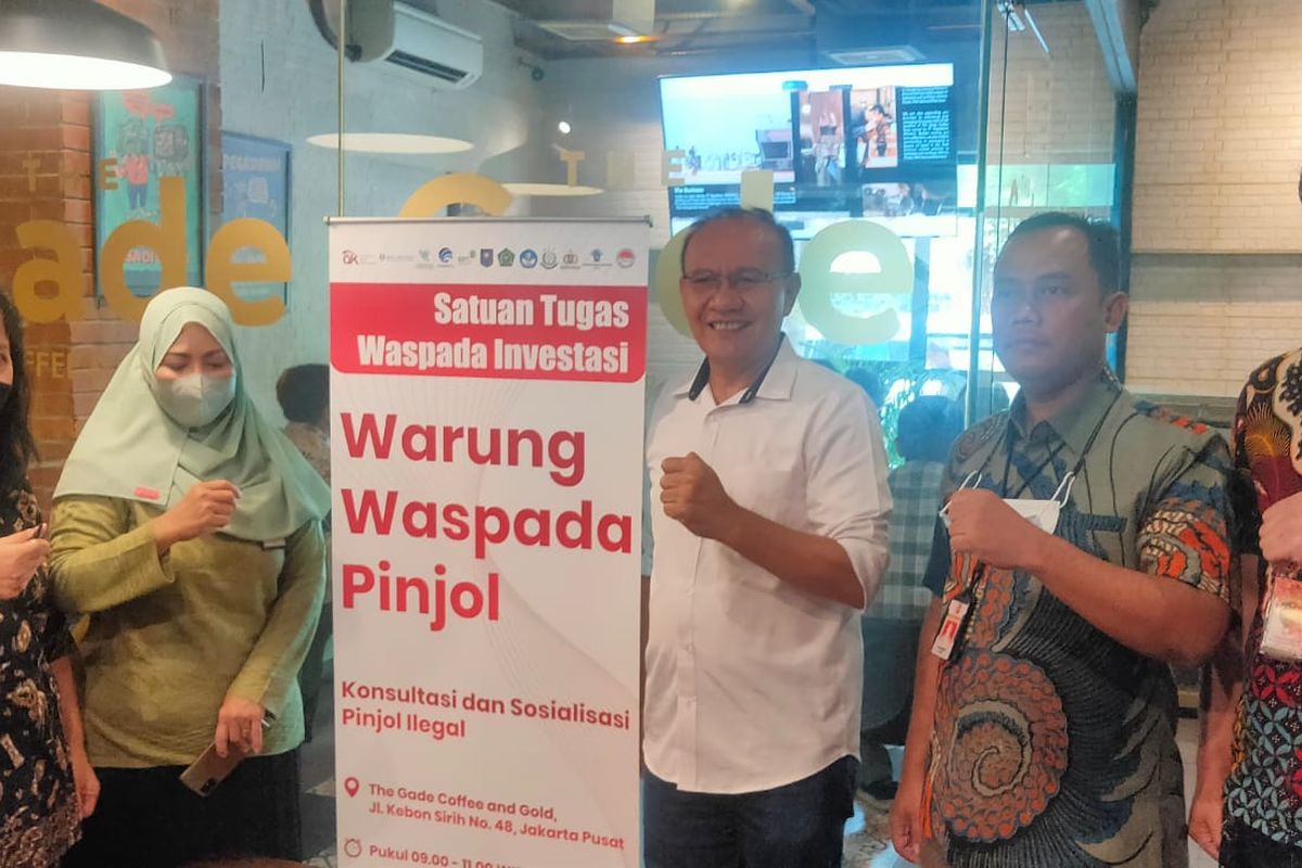 Ketua SWI OJK Tongam L. Tobing (baju putih) saat membuka Warung Waspada Pinjol di The Gade Coffee and Gold Kebon Sirih, Jakarta, Jumat (16/9/2022).