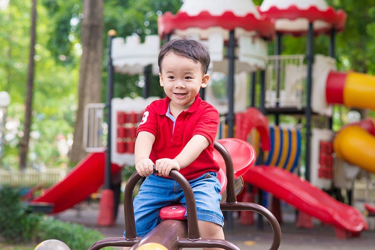 Ilustrasi Si Kecil bermain di taman.