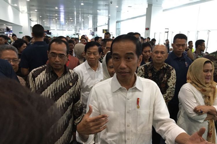 Presiden Joko Widodo saat meninjau terminal baru Bandara Internasional Ahmad Yani di Semarang, Jawa Tengah, Kamis (7/6/2018).