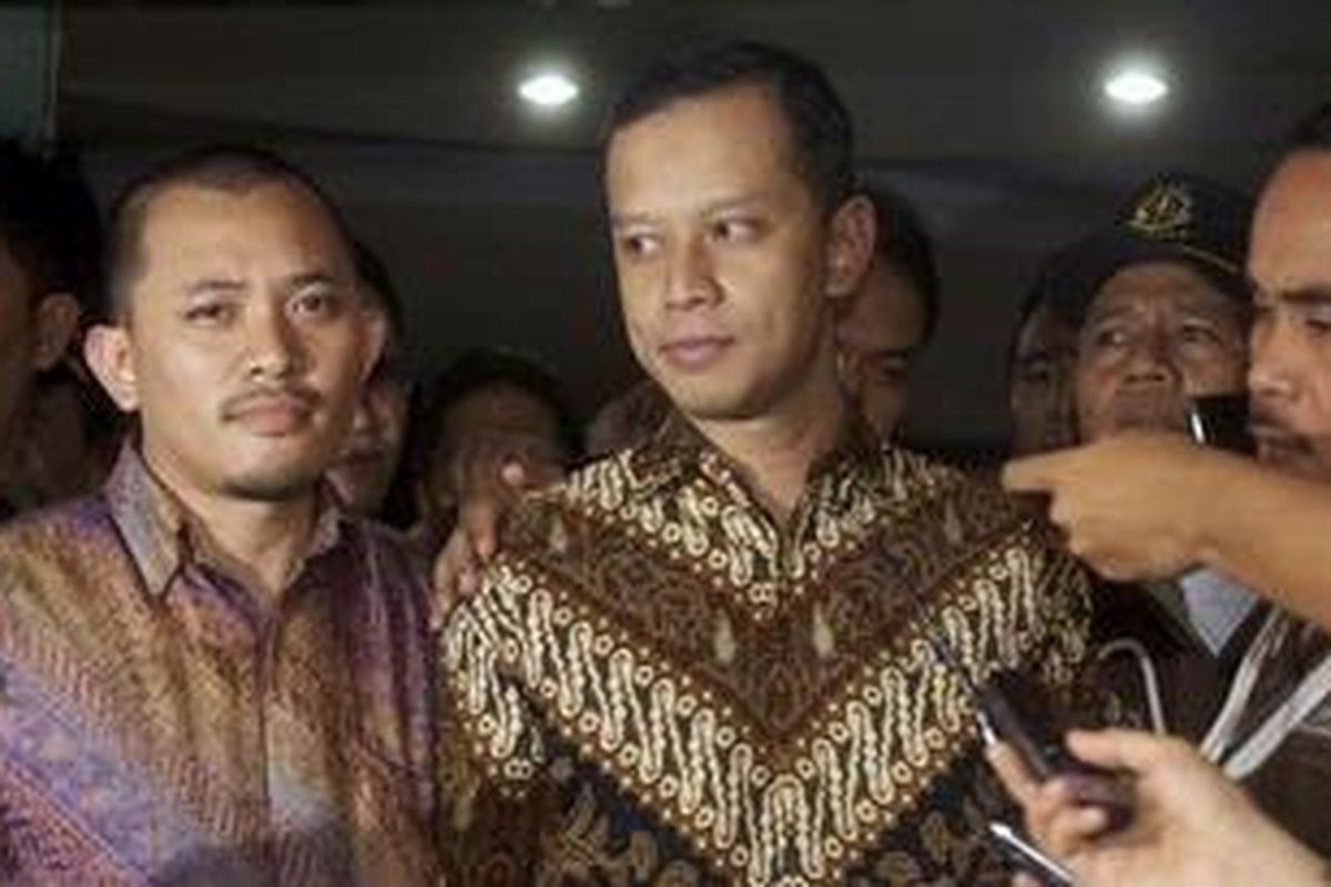 Mantan pegawai Ditjen Pajak, Dhana Widyatmika keluar ruang pemeriksaan Tindak Pidana Khusus, Kejaksaan Agung, Jakarta, Kamis (1/3/2012). Tersangka kasus dugaan korupsi dan pencucian uang tersebut diperiksa lebih kurang 10 jam terkait rekening gendut yang dilaporkan Pusat Pelaporan dan Analisis Transaksi Keuangan (PPATK).