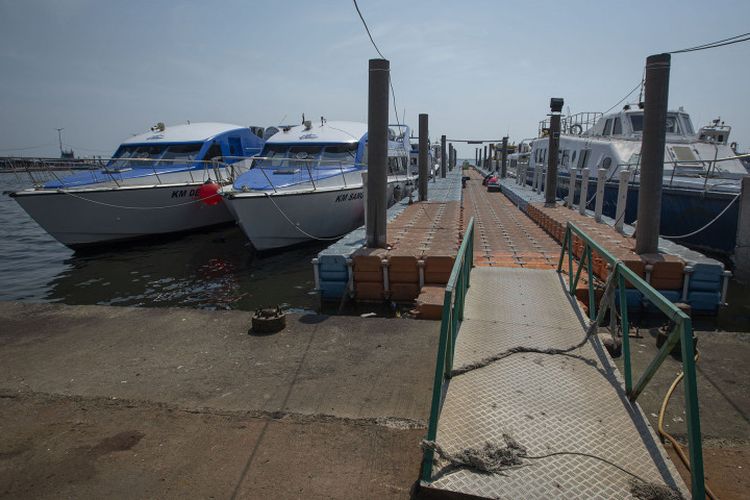 Dokumentasi - Suasana Pelabuhan Kaliadem, Muara Angke, Jakarta, Sabtu (17/7/2021). Pemerintah Provinsi DKI Jakarta menutup layanan penyeberangan menuju Kepulauan Seribu untuk wisatawan selama Penerapan Pembatasan Kegiatan Masyarakat (PPKM) Darurat, baik di Kaliadem maupun Dermaga Marina Ancol. Layanan penyeberangan hanya diperbolehkan untuk warga ber-KTP Kabupaten Kepulauan Seribu dan mereka yang bertugas di Kepulauan Seribu. 