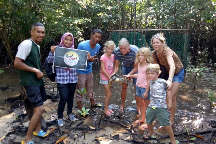 Sejumlah wisatawan yang datang ke kampung terih Nongsa ikut serta dalam melestarikan mangrove Batam, Sabtu (25/8/2018). Selain menawarkan keindahan mangrove, destinasi ini juga memperkenalkan adat istiadat Melayu Batam yang ada di Kampung tua kampung Terih Nongsa.