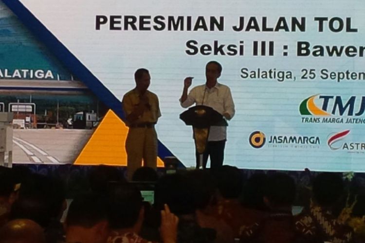 Presiden Joko Widodo meresmikan Jalan Tol Semarang-Solo Seksi III Bawen-Salatiga di Gerbang Tol Salatiga, Senin (25/9/2017) siang.