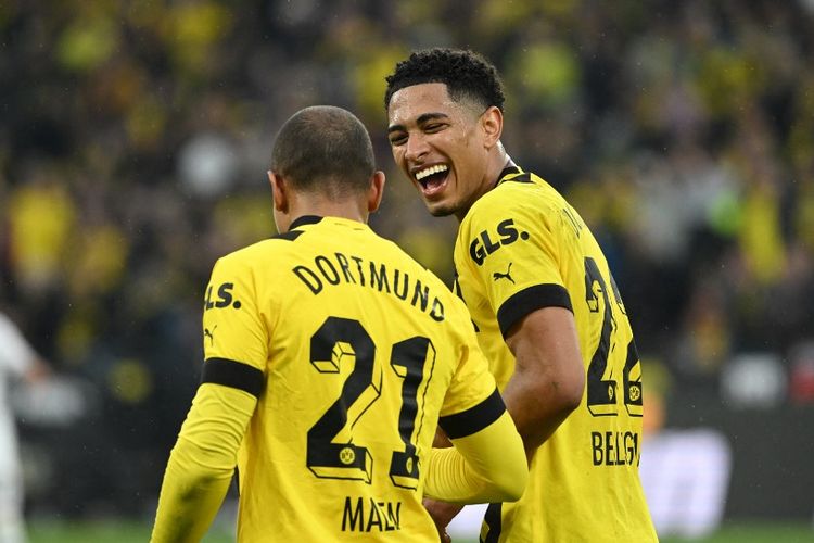 Jude Bellingham dan Donyell Malen merayakan gol dalam pertandingan Borussia Dortmund vs Eintracht Frankfurt di Signal Iduna Park, Sabtu (22/4/2023) malam WIB. Dortmund menang 4-1 dan memuncaki klasemen Bundesliga. 