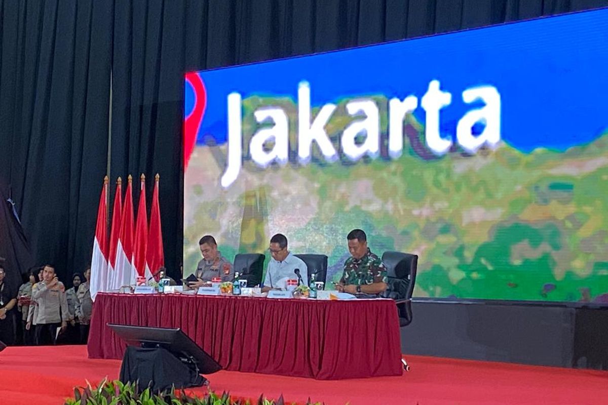 Penjabat (Pj) Gubernur DKI Jakarta Heru Budi Hartono bersama Kapolda Metro Jaya Irjen Pol Fadil Imran, dan Panglima Kodam Jaya Mayjen Untung Budiharto menghadiri guyub RW se-Jakarta Utara di Ecovention Ancol, Sabtu (11/2/2023). 