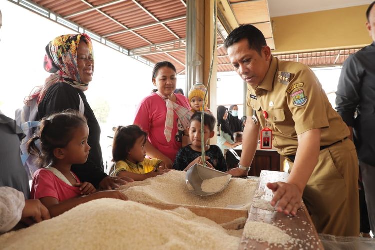 Penjabat (Pj) Bupati Tangerang Andi Ony melakukan sidak ke gudang beras di Kecamatan Teluknaga, Kabupaten Tangerang.
