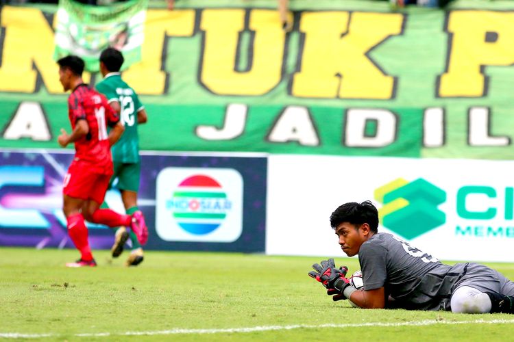 Penjaga gawang Persebaya Surabaya Andhika Ramdhani menangkap bola dari tendangan pemain Persija Jakarta saat pertandingan ujicoba dalam rangka hari jadi klub ke-96 tahun yang berakhir dengan skor 2-2 di Stadion Gelora Bung Tomo (SGBT) Surabaya, Minggu (18/6/2023) sore.