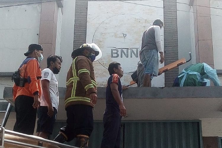 Petugas Damkar dan BPBD Kota Tegal mengevakuasi dua pekerja reklame yang tersengat listrik di atap gedung bekas gedung BNN Kota Tegal, Minggu (11/10/2020) (Foto: Dok. BPBD Kota Tegal)