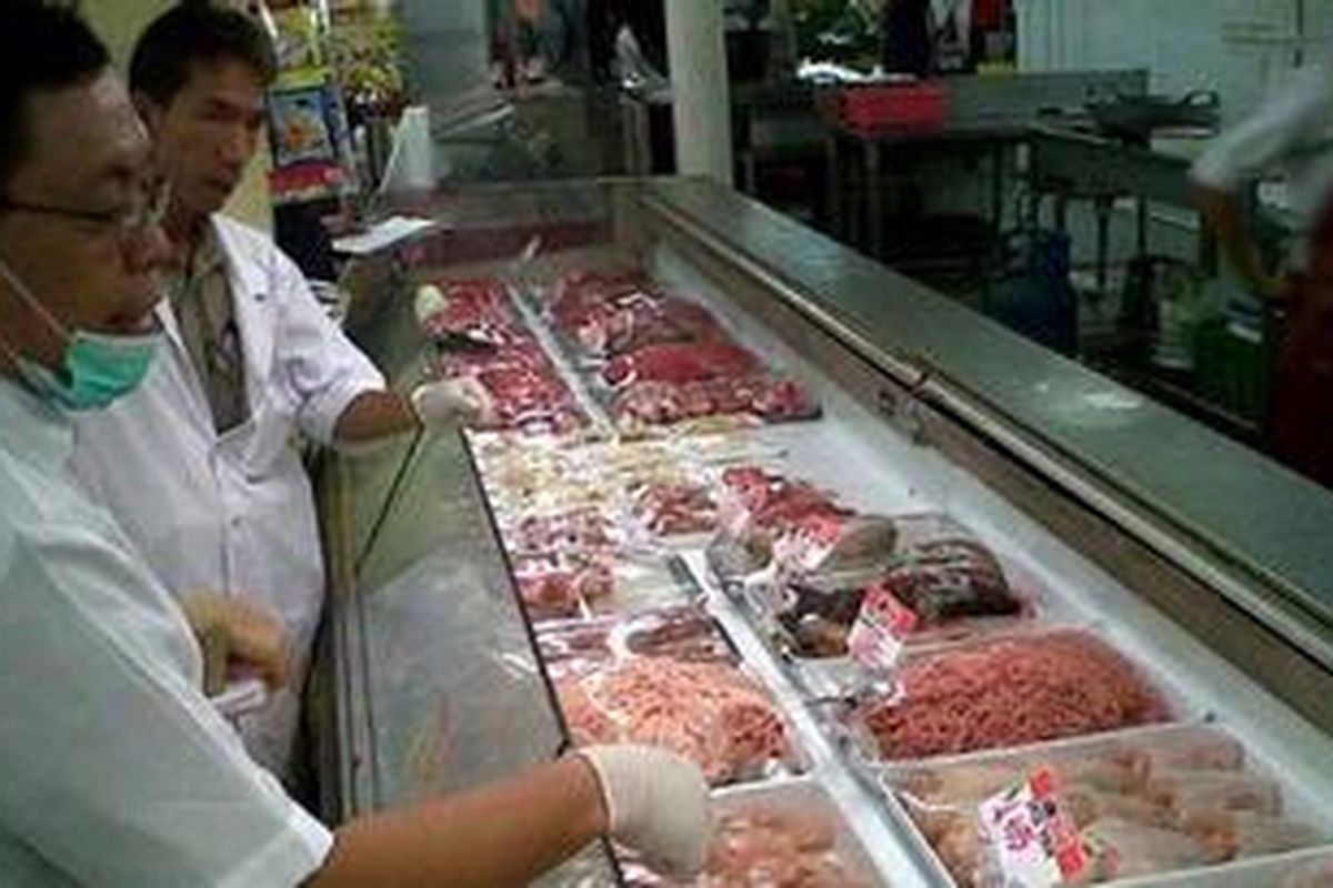 Tim Sidak dari Suku Dinas Peternakan dan Perikanan Jakarta Timur mengungkapkan, tiga swalayan di jakarta Timur menjual daging tak layak dan ikan berformalin.