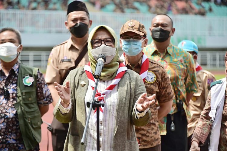 Bupati Bogor Ade Yasin saat menghadiri acara vaksinasi massal di Stadion Pakansari, Kecamatan Cibinong, Kabupaten Bogor, Jawa Barat.