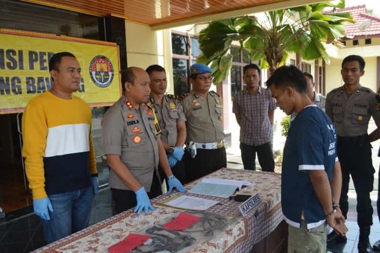 Kapolres Tulang Bawang AKBP Syaiful Wahyudi (kiri tengah) menanyai residivis perampokan, Alamsyah (kanan berbaju tahanan), Sabtu (21/9/2019). Alamsyah adalah satu dari empat orang gerombolan perampok sadis di Tulang Bawang. (Foto: Humas Polres Tulang Bawang).