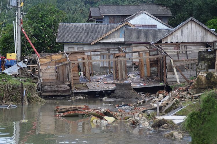 Rumah Darwis roboh bagian depan akibat banjir bandang yang melanda warga Kelurahan Kambowa, Kecamatan Kambowa, Kabupaten Buton Utara, Sulawesi Tenggara. Terlihat puing rumah Kurnia yang terbuat dari beton telah roboh kedalam air