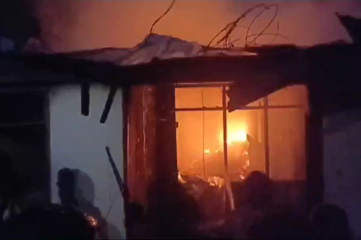 Kebakaran melanda sebuah rumah 2 lantai di Gang Lengkeng, Beji, Kota Depok, Kamis (25/1/2024).