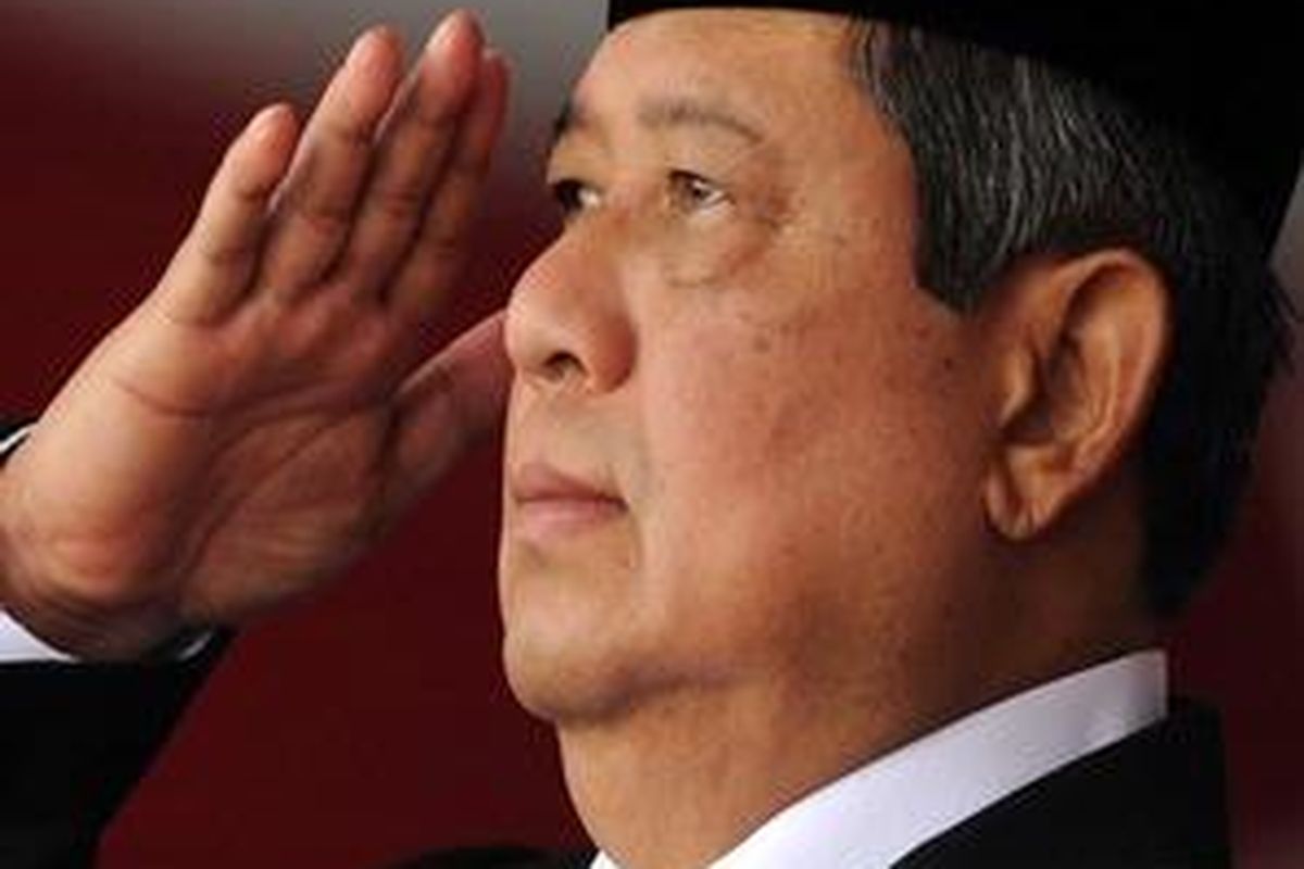 Indonesian President Susilo Bambang Yudhoyono  salutes as the national color is raised during the celebrations of the countrys 65th Independence Day at the presidential palace in Jakarta on August 17, 2010. In his pre-independence day address before the parliament Yudhoyono said that he wants Southeast Asias biggest economy to stop being a caged tiger and unleash annual growth of nearly eight percent by 2014.
