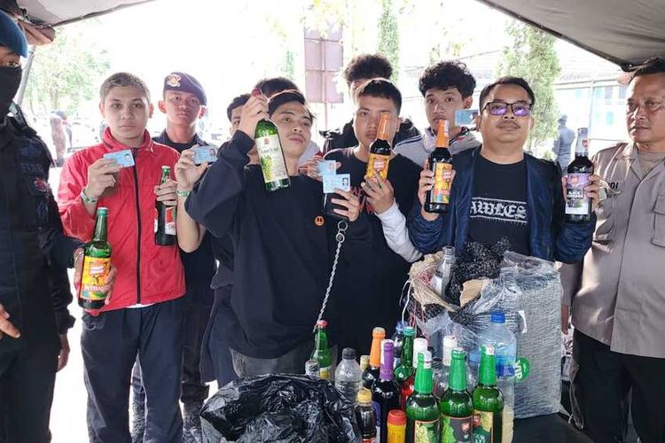 Jajaran kepolisian menyita sejumlah barang yang dilarang ada di dalam Stadion Si Jalak Harupat, Kabupaten Bandung, Jawa Barat, saat gelaran Piala Presiden kemarin Selasa (8/7/2025)