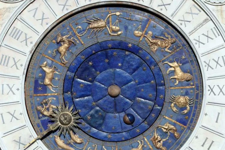 Simbol-simbol zodiak yang tertera pada menara jam di Saint Mark's Square Venice, Italia.