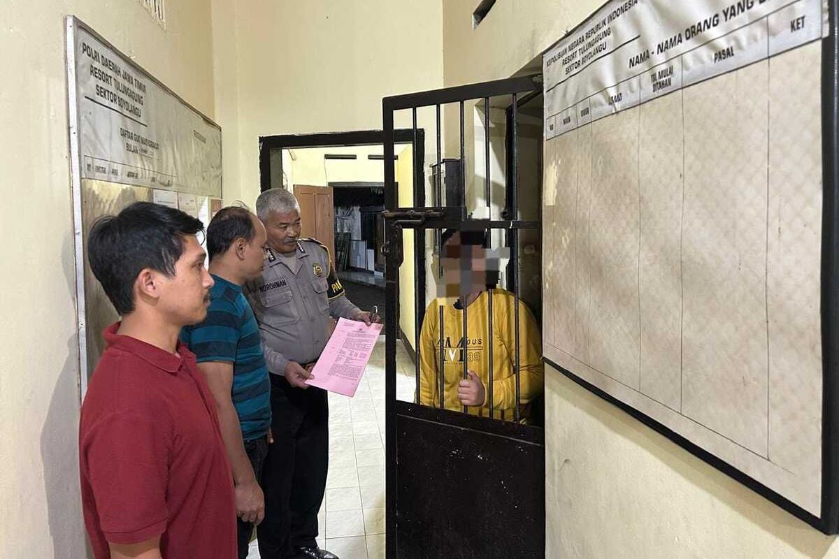 Terduga pelaku penipuan dengan dalih penerimaan masuk kerja di perusahaan, diamankan di Mapolres Tulungagung Jawa Timur, Kamis (26/02/2026).