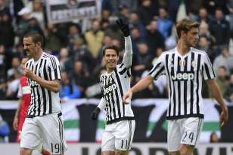 Gelandang Juventus, Hernanes (tengah), merayakan golnya ke gawang Carpi, pada lanjutan Serie A kontra Carpi, di Stadion Juventus, Minggu (1/5/2016).