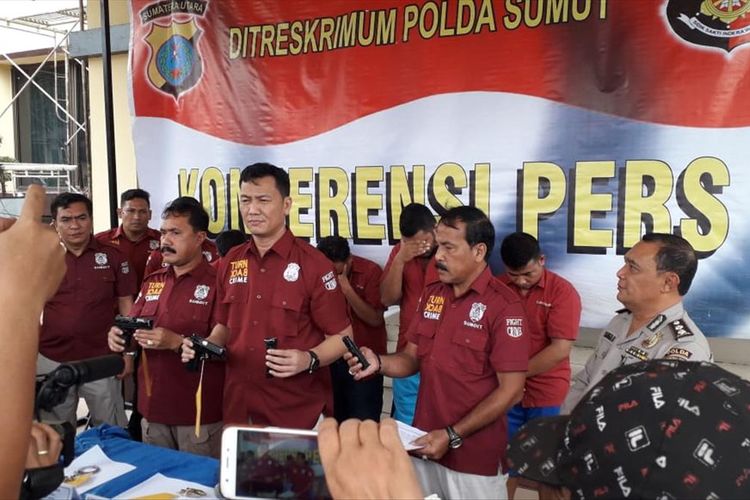 Wadir Reskrimum Polda Sumatera Utara, AKBP Donald P Simanjuntak di Mapolda Sumut (tengah) Kamis (11/7/2019) menunjukkan barang bukti milik 6 orang komplotan pelaku pencurian dengan kekerasan yang menyamar sebagai polisi di Batang Kuis, Deli Serdang beberapa waktu lalu. 
