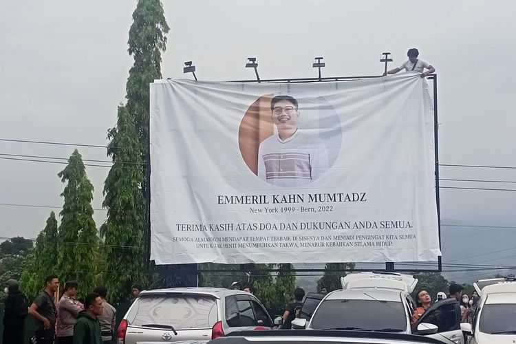 Banner berukuran 2x3 meter terpasang di depan Islamic Center Baitulridwan yang akan dijadikan lokasi pemakaman putra sulung Gubernur Jawa Barat, Ridwan Kamil, Emmeril Khan Mumtadz