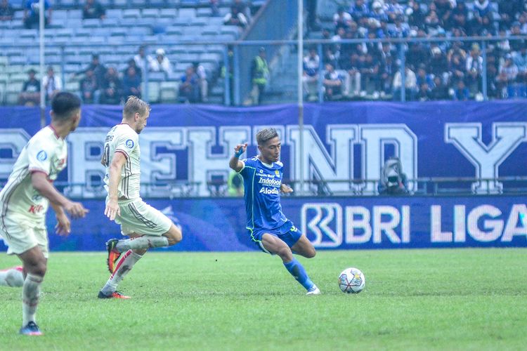 Daisuke Sato, bek Persib asal Filipina mendapatkan apresiasi positif dari publik Bandung setelah mampu mengantarkan Persib mengalahkan Persija, Rabu (11/1/2023) di Stadion Gelora Bandung Lautan Api (GBLA).