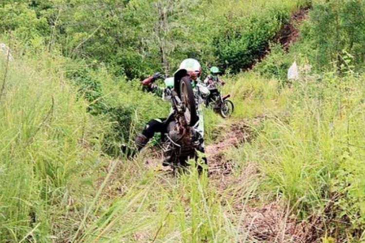 Penggemar motor trail mengikuti ajang Two Days Trail Adventure yang digelar di lereng Gunung Tambora di Kabupaten Dompu, Nusa Tenggara Barat, Sabtu (4/4). Ajang itu merupakan bagian dari acara Tambora Menyapa Dunia yang merupakan peringatan 200 tahun meletusnya Gunung Tambora. 