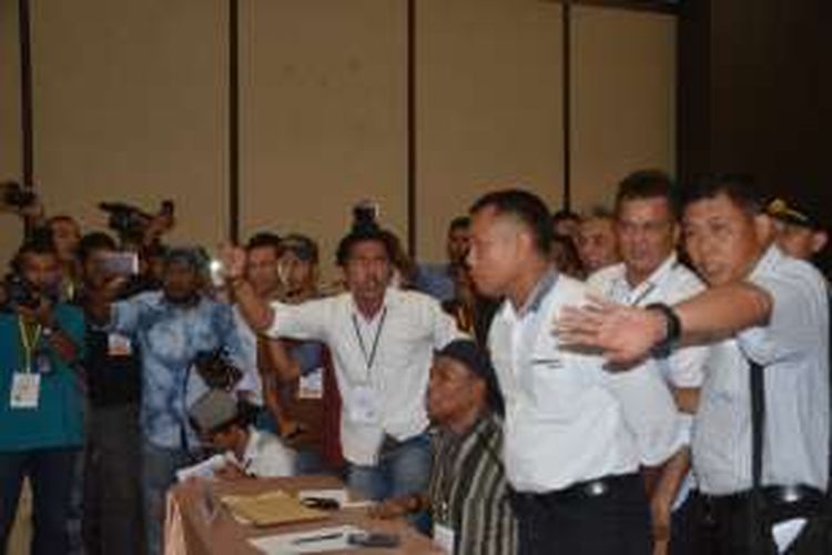 Perdebatan antara saksi pasangan calon dan komisoner KPU Maluku Utara mewarnai proses perhitungan ulang 28 TPS di Kecamatan Bacan Kabupaten Halmahera Selatan, Senin (25/1/2016)
