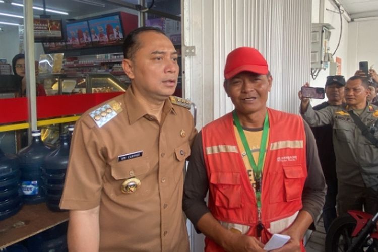 Wali Kota Surabaya, Eri Cahyadi saat bertemu jukir liar, Senin (16/6/2025).
