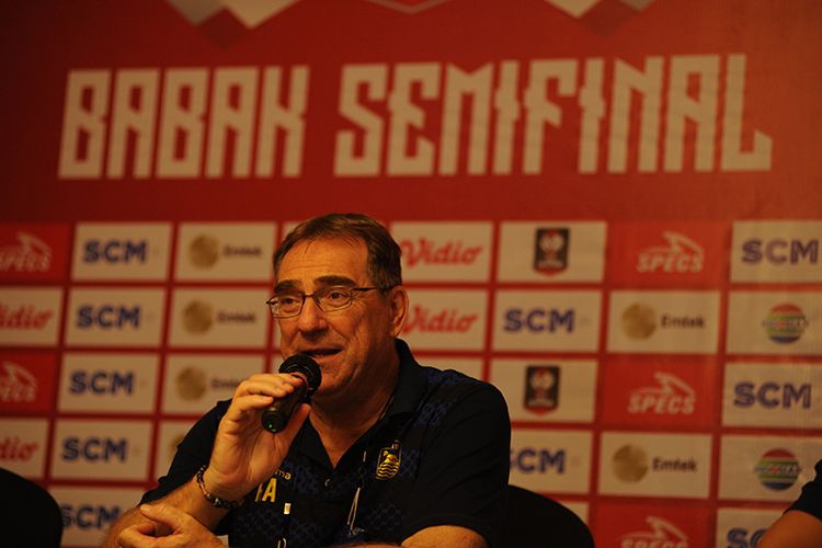 Pelatih Persib Bandung, Robert Rene Alberts, dalam sesi konferensi pers jelang pertandingan leg kedua semifinal Piala Menpora 2021 menghadapi PS Sleman, Minggu (18/4/2021).