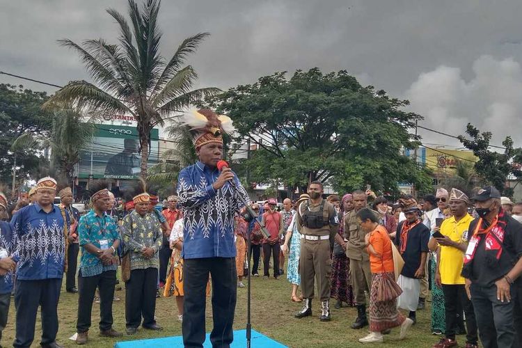 BupatiJayapura, Mathius Awoitauw, saat membuka kegiatan pawai budaya nusantara yang berlangsung di lapangan Makam They Eluay Sentani, Kabupaten Jayapura, Papua, Senin (24/10/2022).