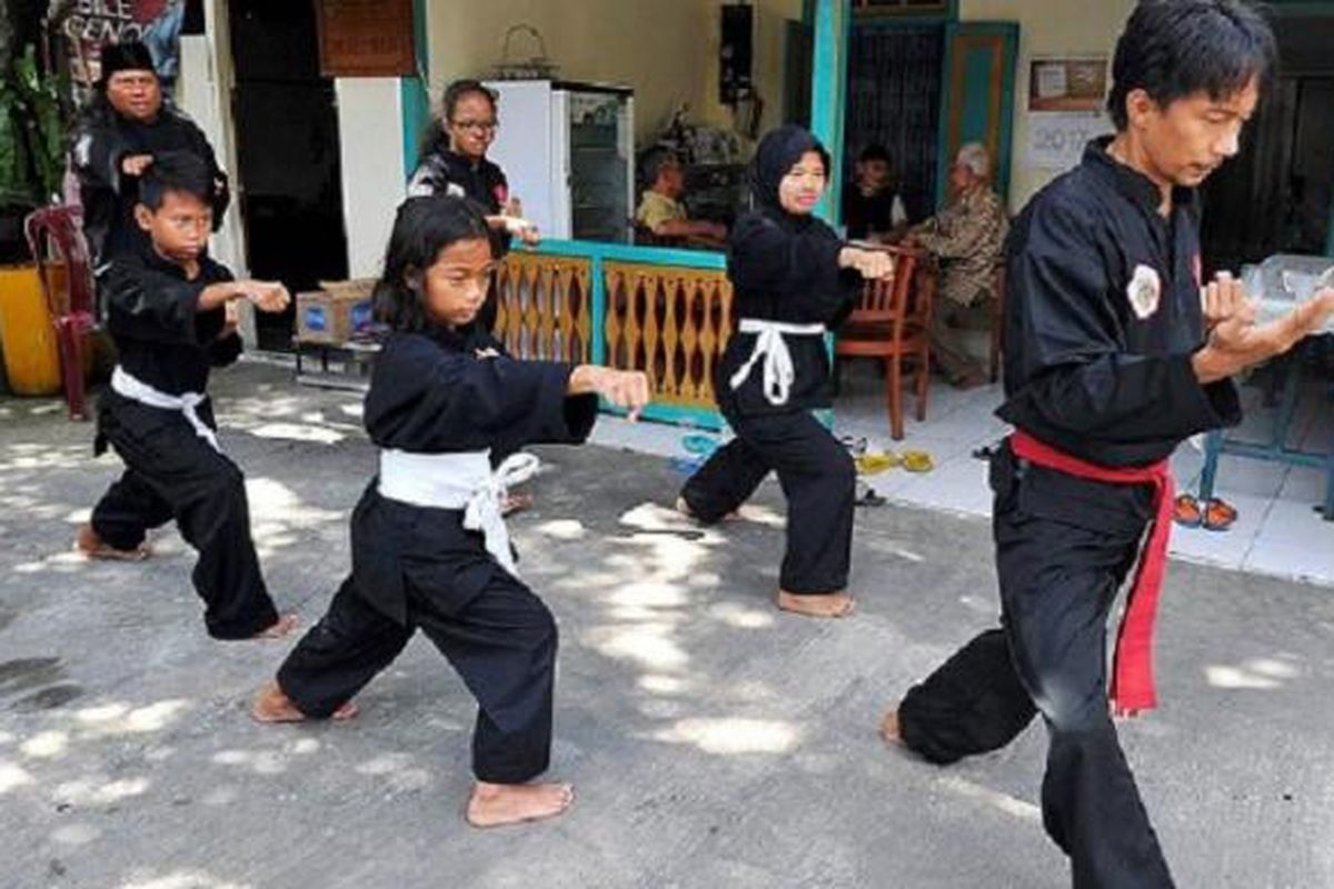  Sejumlah anggota perguruan silat Sutra Baja, Kemayoran, Jakarta Pusat, memperagakan sejumlah jurus dalam salah satu sesi latihan, Kamis (19/1).