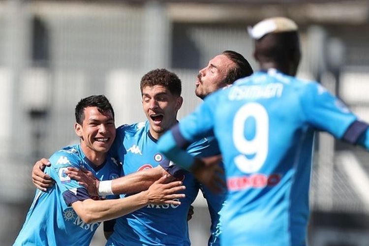 Hirving Rodrigo Lozano (kiri) saat merayakan gol pada laga pekan ke-35 Liga Italia yang mempertemukan Spezia vs Napoli di Stadion Alberto Picco pada Sabtu (8/5/2021).