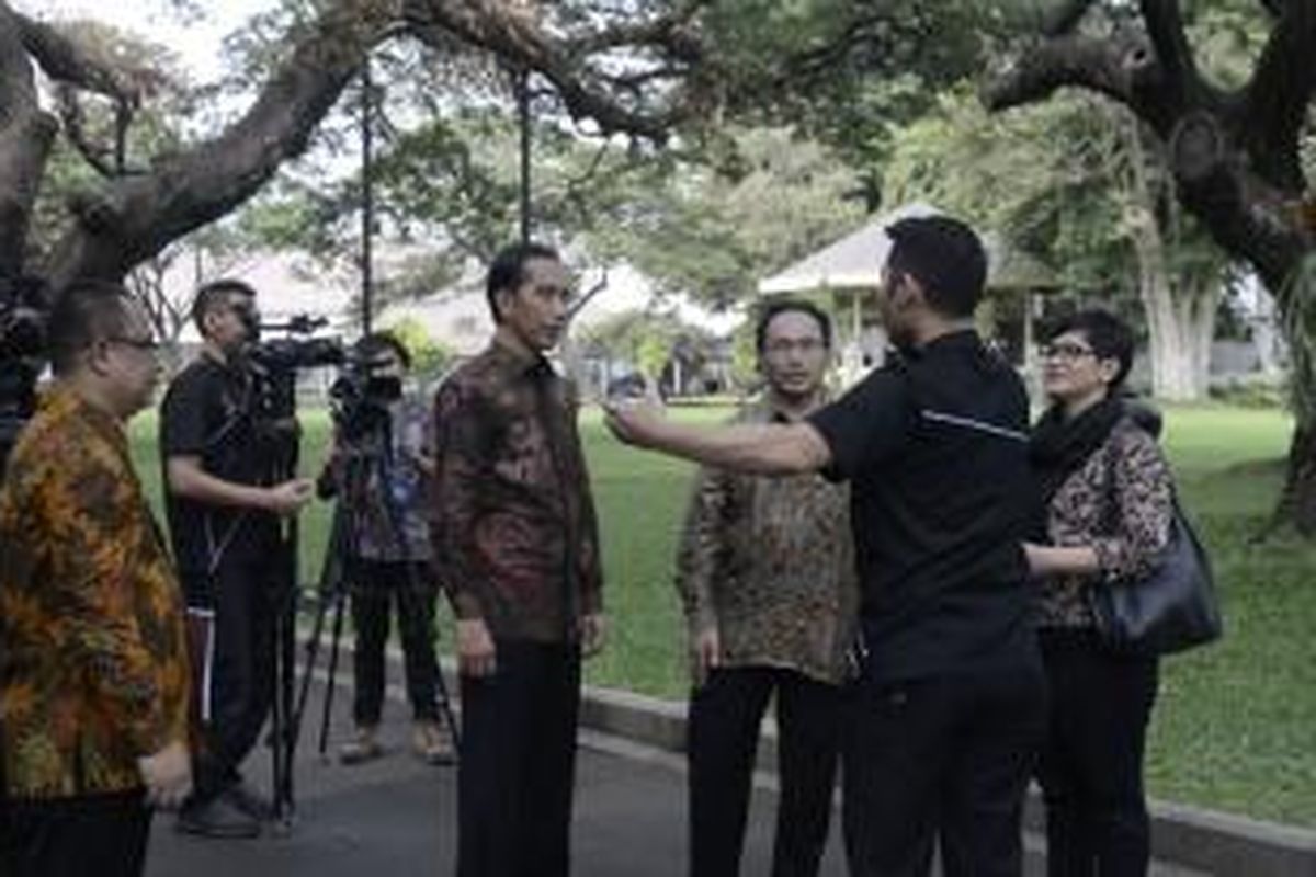 Suasana pengambilan gambar wawancara antara Pemimpin Redaksi harian Kompas Budiman Tanuredjo dengan Presiden Joko Widodo di Kompleks Istana Negara, Jakarta, Jumat (16/10).