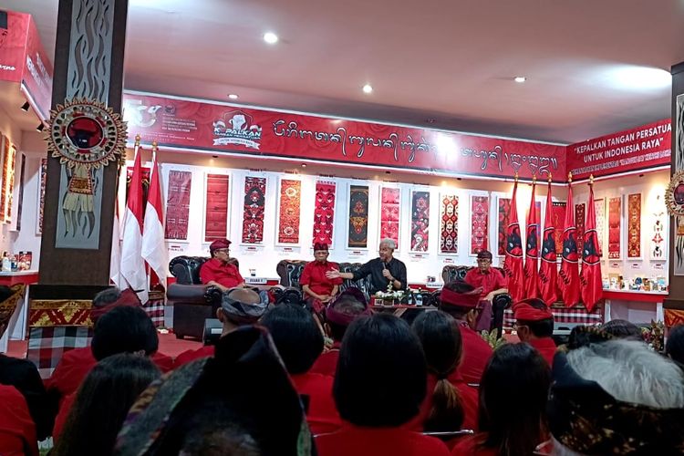 Bakal calon presiden Ganjar Pranowo saat bertemu kader PDI-P Bali di kantor DPD PDI-P Bali, Jalan Banteng Baru, Kota Denpasar, Bali, Kamis (2/11/2023). KOMPAS.com/ Yohanes Valdi Seriang Ginta