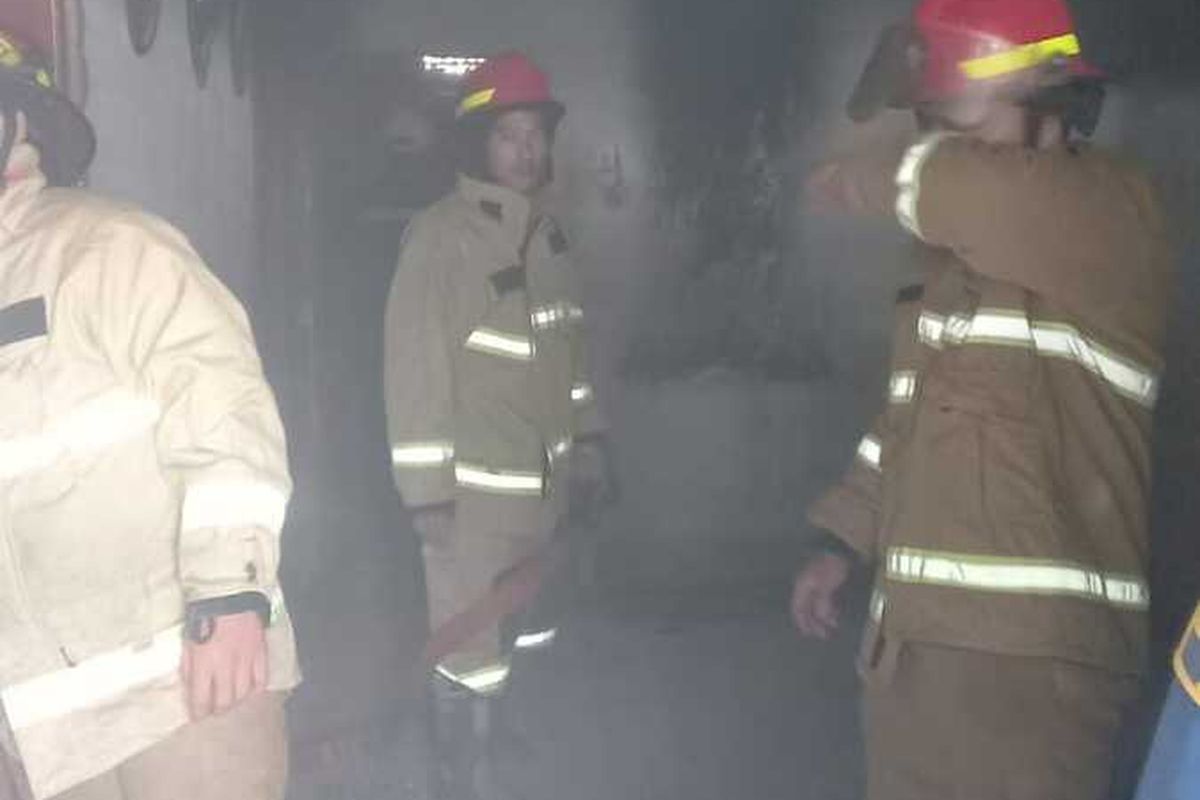 Sejumlah personel Damkar sedang memadamkan api di rumah warga di Kampung Ciparay Mandala, Desa Parung Panjang, Kecamatan Parung Panjang, Kabupaten Bogor, Jawa Barat, pada Minggu (26/2/2023).