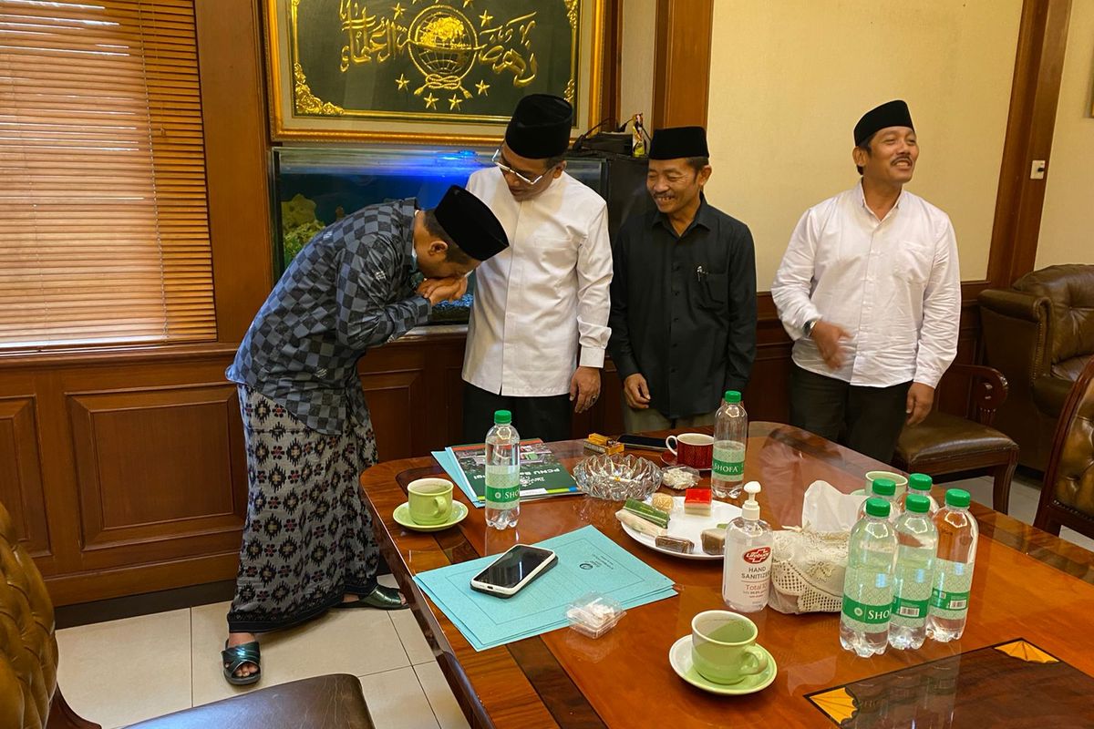 Ketua Pimpinan Cabang Nahdlatul Ulama (PCNU) Kabupaten Banyuwangi, Moh Ali Makki, bersalaman dan menciumtangan Ketua Umum PBNU Yahya Cholil Staquf di Kantor PBNU Jakarta, Rabu (26/1/2022). Foto: Dok PCNU Banyuwangi 