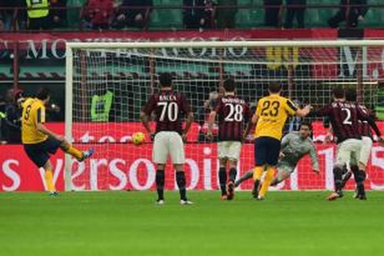 Striker Hellas Verona, Luca Toni, mencetak gol lewat titik putih ke gawang AC Milan pada lanjutan Serie A di Stadion San Siro, Minggu (13/12/2015). Ini menjadi gol kesembilan Toni dari 17 pertemuan melawan AC Milan.