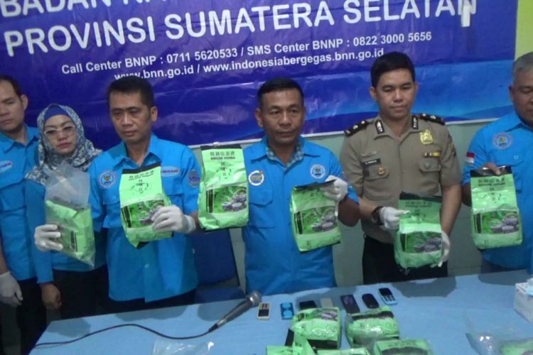 Barang bukti 17 kilogram sabu yang diselundupkan dari Medan ke Palembang, berhasil diamankan BNN Sumsel. Dari lima tersangka yang ditangkap, dua ditembak mati petugas.