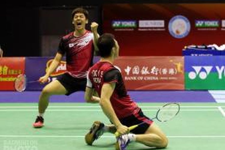 Ganda putra Korea, Lee Yong-dae (kiri)/Yoo Yeon-seong mengekspresikan kemenangan mereka atas ganda Indonesia, Mohammad Ahsan/Hendra Setiawan, pada semifinal Hongkong Open Superseries 2013, Sabtu (23/11/2013).