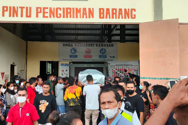 Proses pengiriman 18 Jenazah dari Manokwari ke Nusa Tenggara Timur didepan Terminal Cargo Bandara Rendani